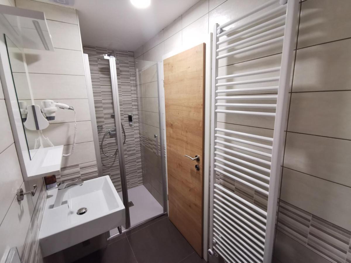 Hotel Gostilna S Prenocisci Pav à Rakek Extérieur photo
