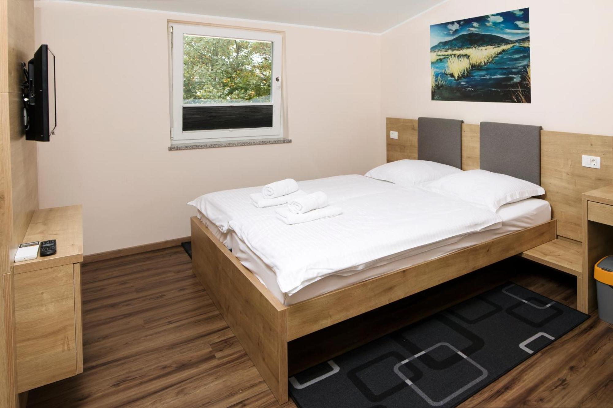Hotel Gostilna S Prenocisci Pav à Rakek Extérieur photo