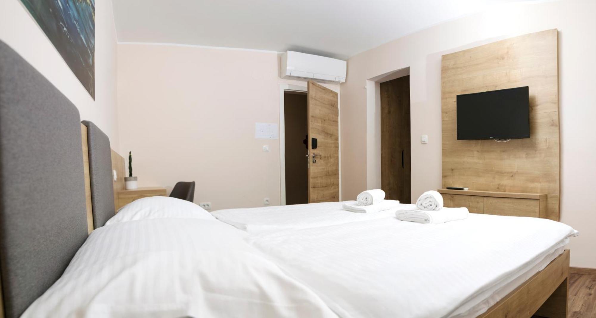 Hotel Gostilna S Prenocisci Pav à Rakek Extérieur photo