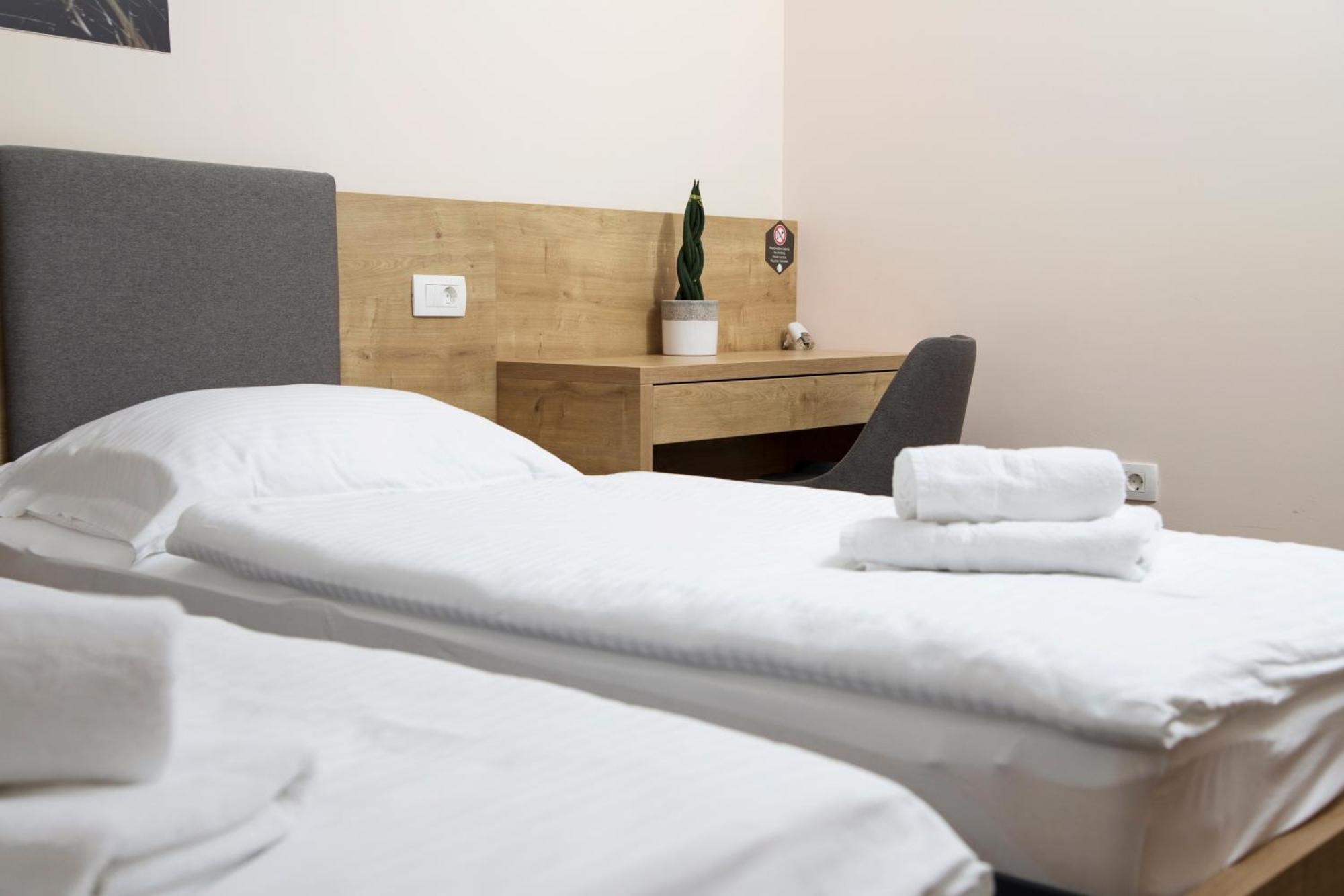 Hotel Gostilna S Prenocisci Pav à Rakek Extérieur photo
