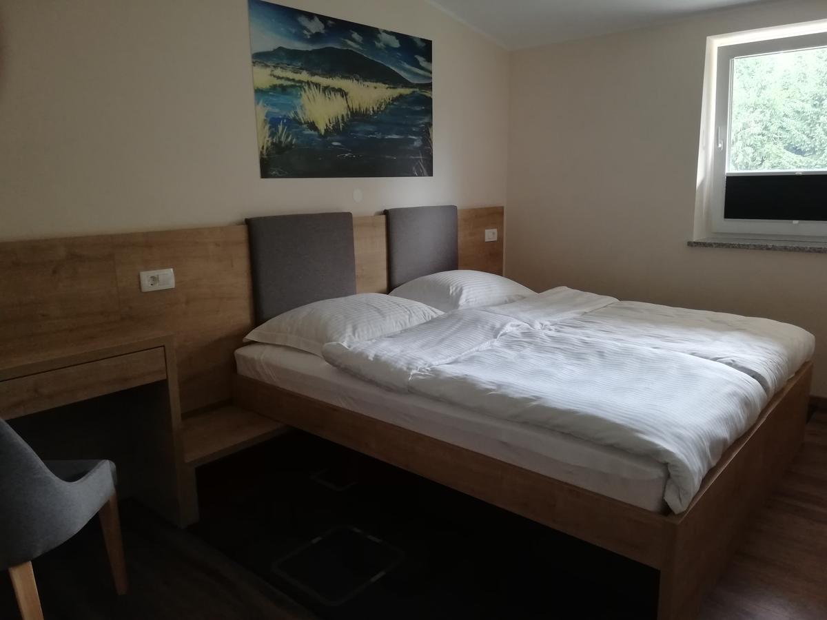 Hotel Gostilna S Prenocisci Pav à Rakek Extérieur photo